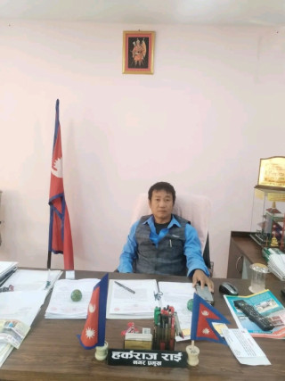 आफ्नो कार्यकक्षबाट राष्ट्रपति र प्रधानमन्त्रीको फोटो हटाएका मेयर हर्कलाई गालीको ओइरो
