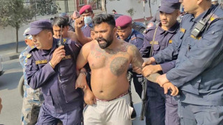 बालुवाटारमै मोहन वैद्यका कार्यकर्ताले प्रधानमन्त्रीलाई देखाइदिए अर्धनग्न शरीर