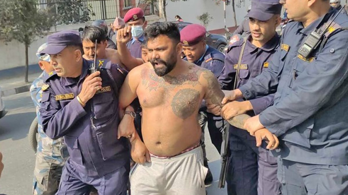 बालुवाटारमै मोहन वैद्यका कार्यकर्ताले प्रधानमन्त्रीलाई देखाइदिए अर्धनग्न शरीर