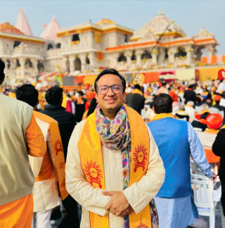 धर्मगुरु बागेश्वर धामसँग जन्मदिन मनाउँदा उद्योगपति वरुण चौधरीको खुशी