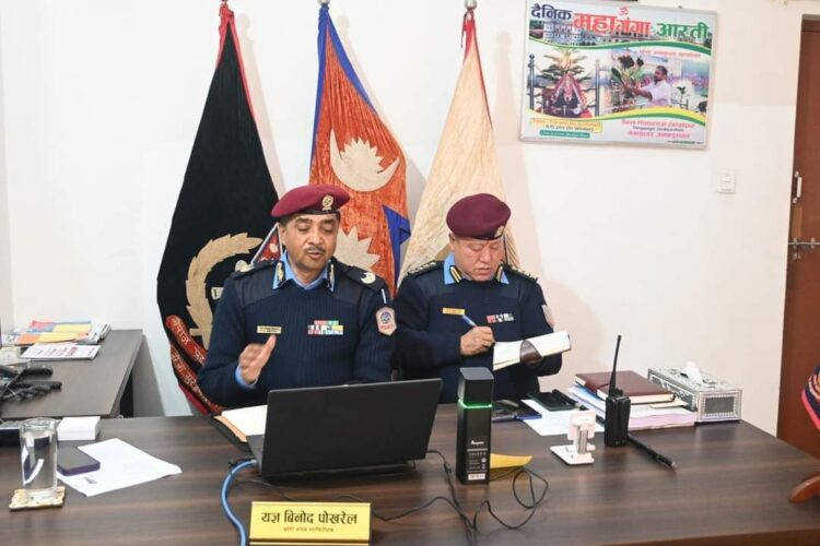 डीआईजी पोखरेल एक्सनमा : व्यापारी ठग्ने दुई प्रहरी खाेरमा, ३१ थान मोबाइल बरामद