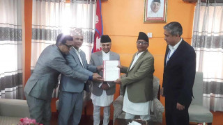 सभामुख र मनाङेको समर्थनमा एमालेका अधिकारीको मुख्यमन्त्रीमा दाबी