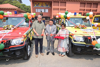 भारत सरकारद्वारा नेपालका विभिन्न जिल्लालाई ३५ वटा एम्बुलेन्स र ६६ वटा स्कुल बस उपहारस्वरुप प्रदान