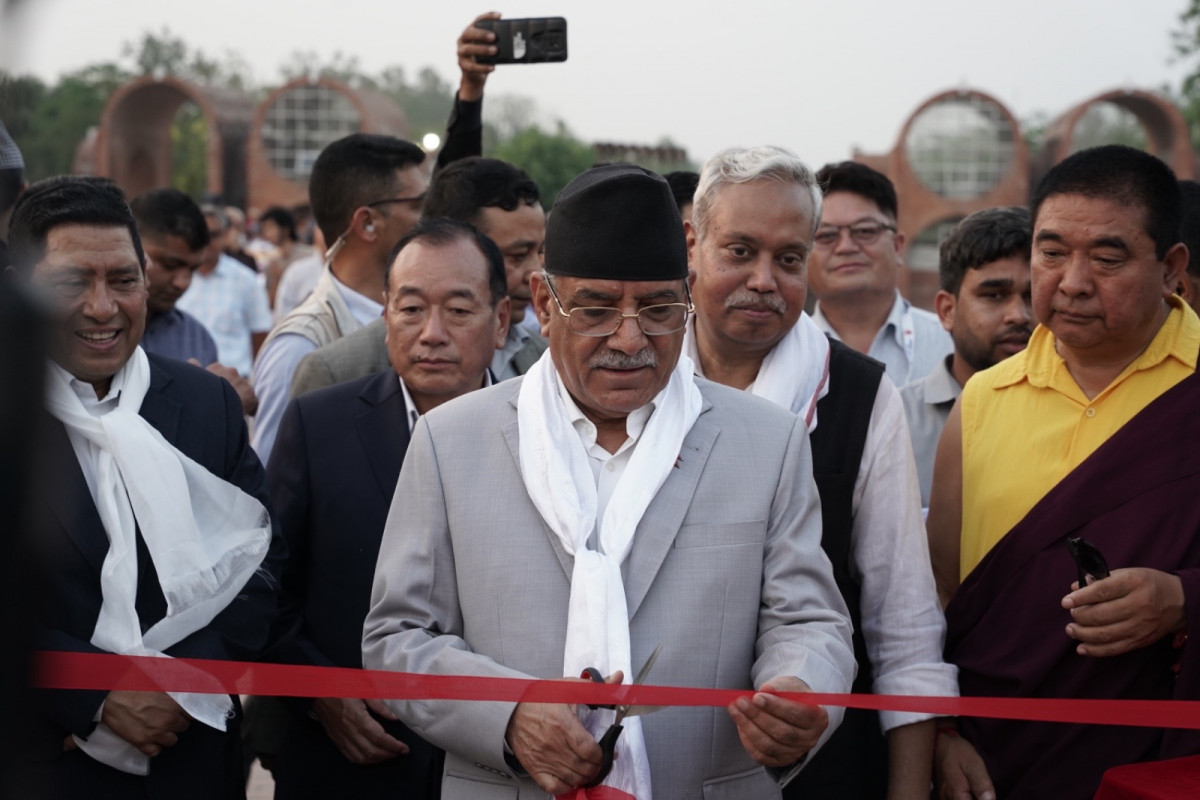 लुम्बिनीमा भारतको विशेष कार्यक्रम, राजदूतले दिए प्रधानमन्त्रीलाई सिक्किमको थाङ्का चित्र उपहार