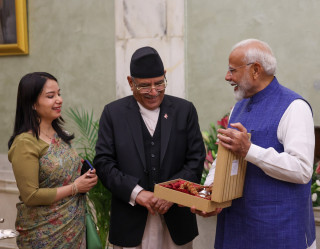 प्रचण्डसँग मोदीले भने- छिमेक पहिलो नीतिमा प्रतिबद्ध छौँ
