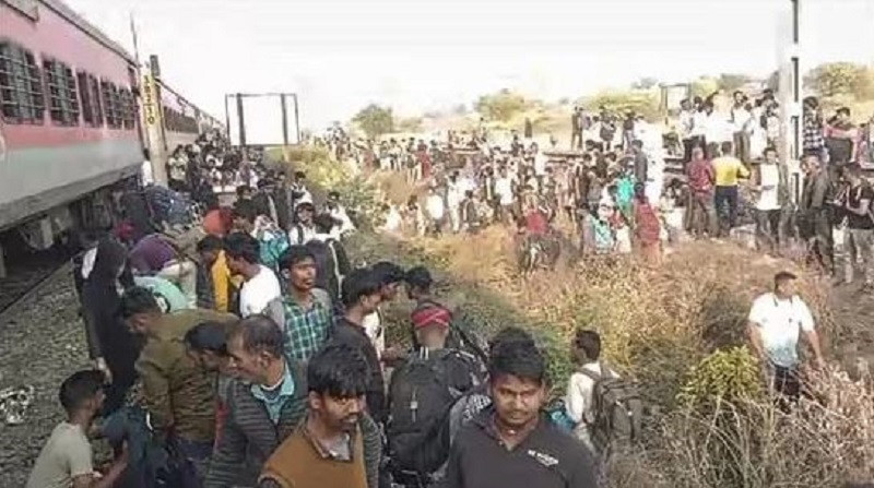 भारतमा  रेल दुर्घटना हुँदा ११ जनाको ज्यान गयो