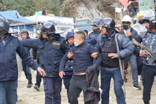 प्रहरीको गोली लागेर घाइते भएका तीनजनाको अवस्था गम्भीर