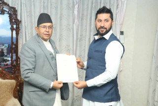 निलम्बन फुकुवाको माग गर्दै सभामुख घिमिरेलाई लामिछानेको निवेदन