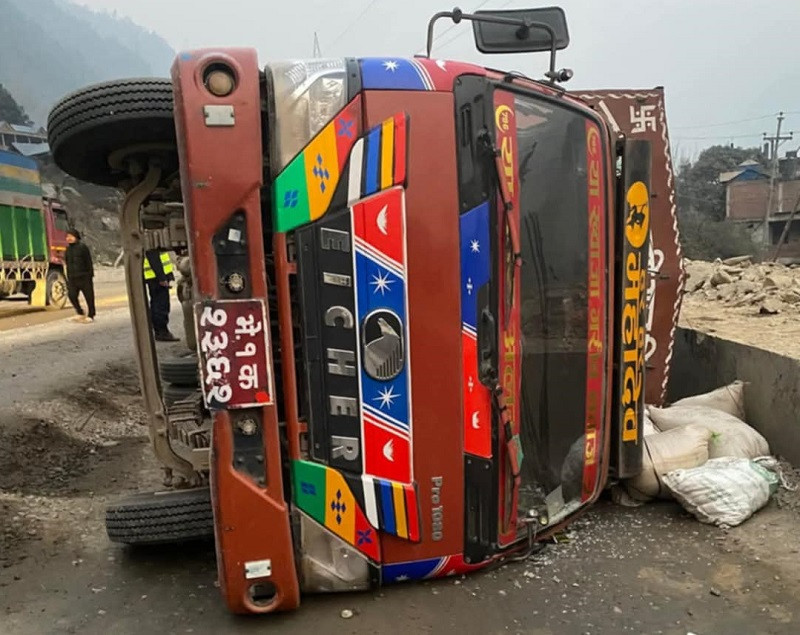 चितवनमा खसीबोका बोकेको ट्रक पल्टिँदा १९ वटा चौपाया मरे