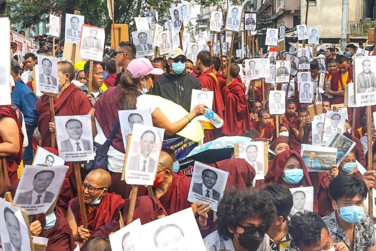 कुलमानलाई कार्यकारी राष्ट्रपति बनाउ भन्दै सडकमा उत्रिएए जनता