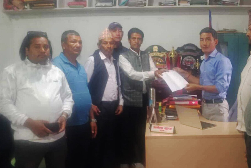 वडाध्यक्ष गायब भएपछि पालिका अध्यक्ष भेट्न पुगे स्थानीय