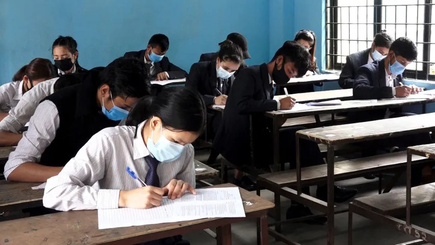 कक्षा १२ को परीक्षा स्थगित