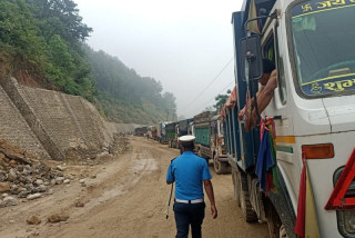 दुम्कीबासमा विनयी खोलाले डाइभर्सन बगायो, पूर्वपश्चिम राजमार्ग अवरुद्ध