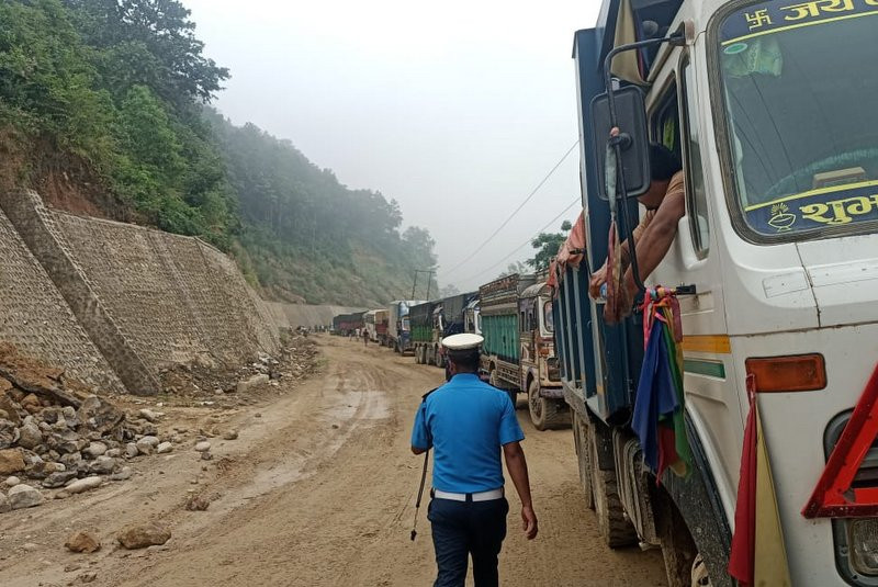 दुम्कीबासमा विनयी खोलाले डाइभर्सन बगायो, पूर्वपश्चिम राजमार्ग अवरुद्ध