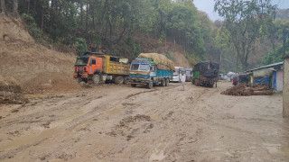 सवारीसाधन चिप्लिन थालेपछि नारायणघाट–बुटवल सडक अवरुद्ध
