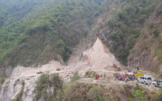 बाढीले डाइभर्सन बगाएपछि  कान्ति लोकपथ अवरूद्ध