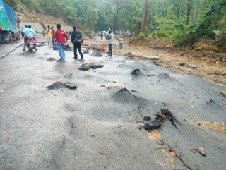 खुर्सानी खोला नजिकैको बाटो भस्किएपछि दाउन्ने सडक अवरुद्ध