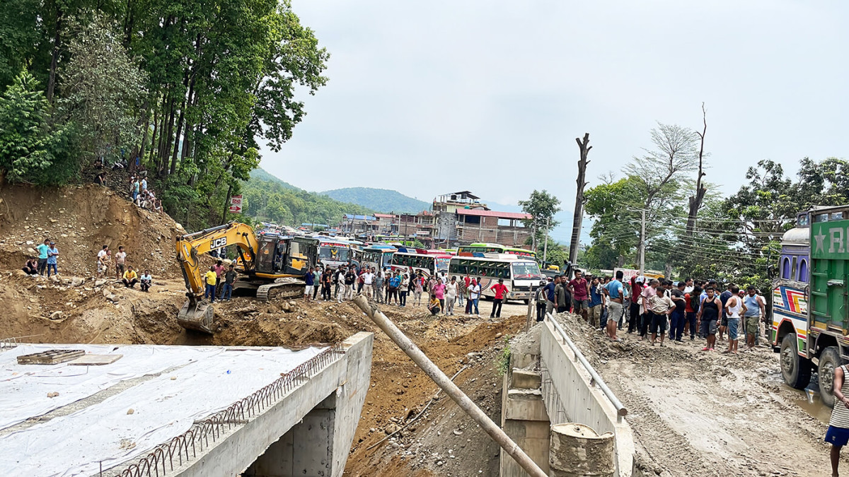 सडक अवरुद्ध भएपछि वैकल्पिक मार्ग प्रयोग गर्न  यात्रुलाई आग्रह