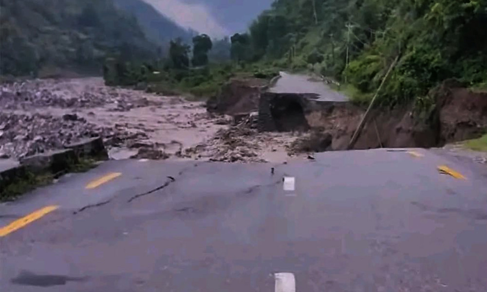 वर्षाका कारण कोशीराजमार्ग अवरुद्ध