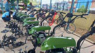 चितवनका आठ वटा सहकारीलाई  हाते ट्याक्टर सहयोग