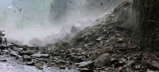 पर्वतमा पहिरोले घर पुर्‍यो
