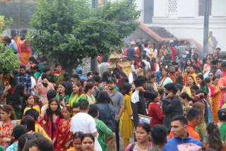 पशुपतिनाथमा बिहानैदेखि भक्तजनको भीड (तस्बिरहरु)