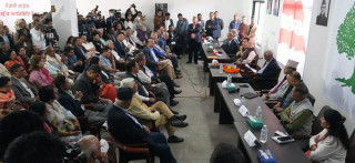 कांग्रेसलाई अनिर्णयको बन्दी बनाइँदै , पटक पटक बैठक सारेर नेपालकै सबैभन्दा ठूलो दलले तमासा गरिरहेको भनी चर्को आलोचना