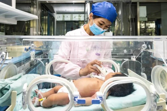 चीनको जनसांख्यिक संकट गहिरिँदै, जन्मदर ऐतिहासिक न्यून बिन्दुमा