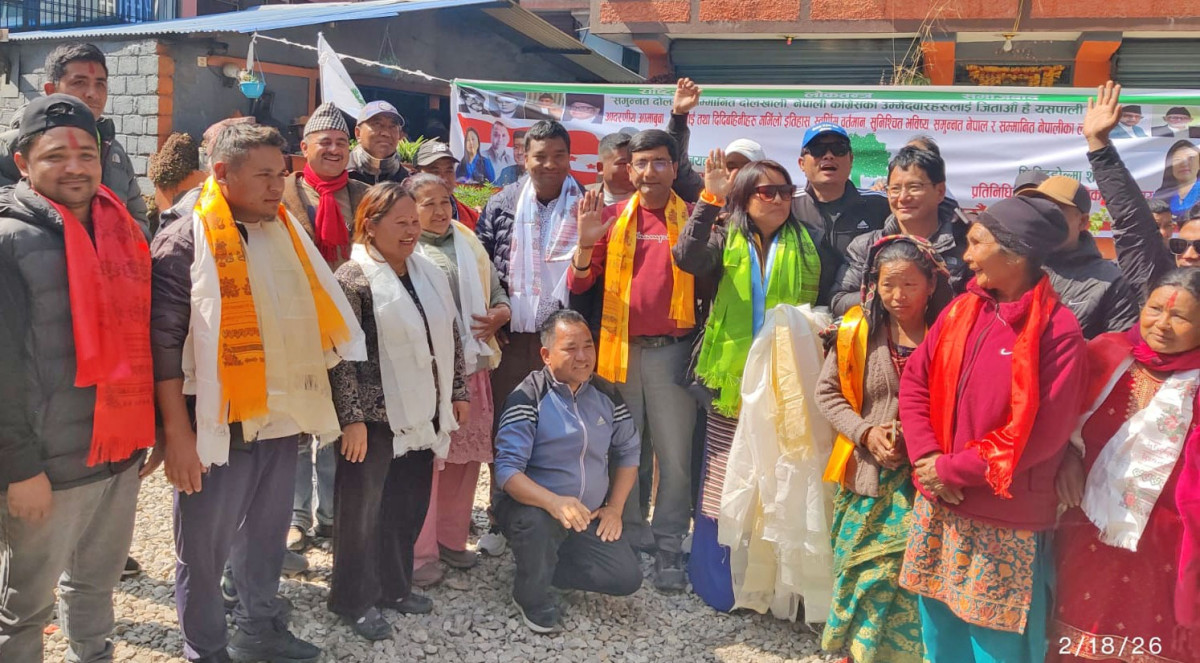 दोलखामा एमालेको जम्बो टोलीनै कांग्रेसमा प्रवेश, अजयबाबु शिवाकोटीले गरे भब्य स्वागत