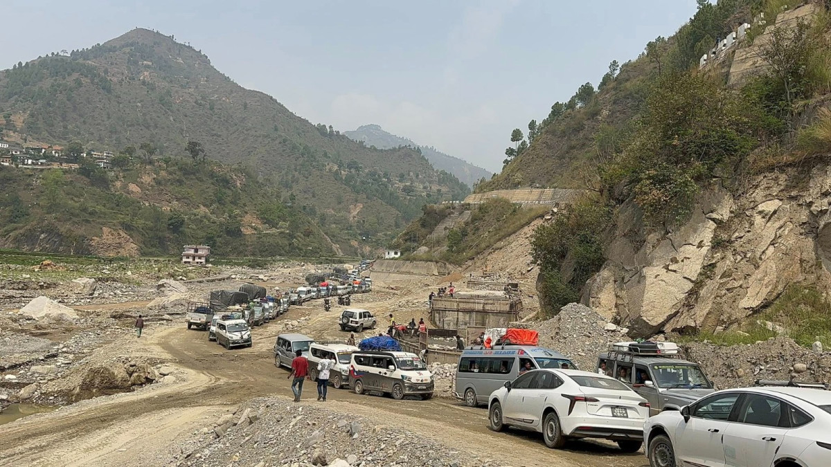 बीपी राजमार्ग निरन्तर जोखिममा, रोशी खोलामा पानी बढेपछि सवारी ‘होल्ड’