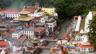 भारतीय गृहमन्त्री अमित शाहद्वारा पशुपतिनाथमा चन्दन अर्पण