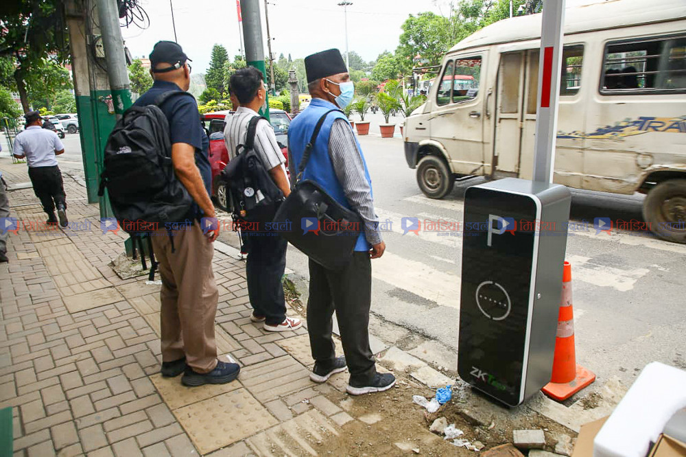 जावलाखेलमा ‘पेडेस्ट्रियन पुस बटन’ जडान (फोटोफिचर)