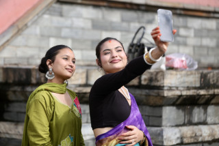 बिहानैदेखि पशुपतिनाथलगायत देशभरका शिवालयमा दर्शनार्थीको घुइँचो