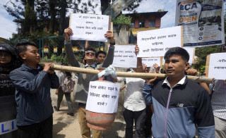 खालि सिलिन्डर बोकेर बालेन सरकारविरुद्ध नेविसंघको भब्य प्रदर्शन
