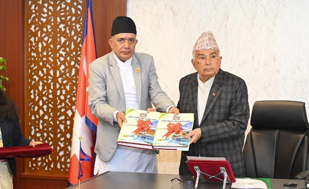 राष्ट्रपति पौडेलसमक्ष प्राकृतिक स्रोत तथा वित्त आयोगको वार्षिक प्रतिवेदन पेस
